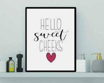 Hello Sweet Cheeks Segno del bagno stampabile, Regalo divertente per la casa, Divertente arte murale del bagno, Sarcastic Home Decor JPG File, Sassy Gifts