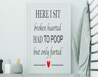 Cartello stampabile per il bagno "Eccomi qui, con il cuore spezzato, ho dovuto fare la cacca ma ho solo scoreggiato", divertente decorazione da parete per il bagno in formato JPG, divertente regalo per la casa