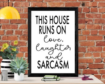 Questa casa corre su risate d'amore e umorismo inappropriato, arte murale sarcastica, decorazioni per la casa divertenti, regali sassy, regalo divertente per la casa,