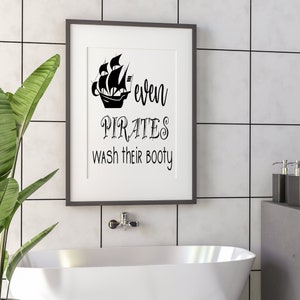 Selbst Piraten waschen ihre Beute Druckbares Badezimmer Schild, JPG Datei, Lustiges Badezimmer Wandkunst, Sarkastische Wohndekoration, Lustiges Geschenk