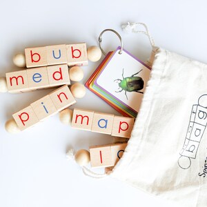 Little Bud Kids Spin-and-Read Montessori phonetic reading blocks with matching CVC flashcards for phonics learning for beginner readers. Comes with a tote bag which makes this a great educational travel toy.