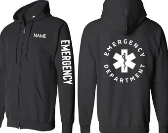 Könnte beinhalten: Schwarzer Kapuzenpullover mit Reißverschluss, mit einem weißen "EMERGENCY DEPARTMENT"-Logo auf der Rückseite und "EMERGENCY" auf dem linken Ärmel bedruckt. Die Vorderseite des Pullovers hat einen leeren Platz für einen Namen.