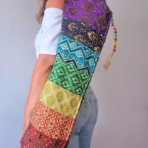 Regenbogen Yoga Tasche mit 7 Chakras und 7 Kristallen – Hippy Yoga Tasche mit goldenen Akzenten, Affirmationskarten und Chakra Steinen Schlüsselanhänger