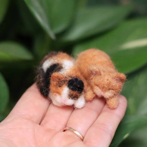 Gato durmiendo de fieltro con aguja, miniatura de gato de fieltro con aguja, regalo para amantes de los animales, lindo adorno de gato gatito en miniatura.