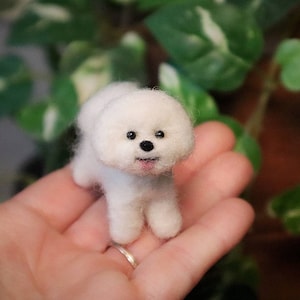 Bichón frisé de fieltro con aguja. Perro de fieltro con aguja. Miniatura de animal. Perro de fieltro con aguja. Regalo para amantes de los animales.