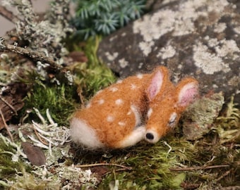 Cerbiatto addormentato in feltro ad ago, miniatura