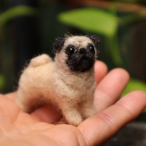 Nadelgefilzter Mops Nadelgefilzter Hund Miniatur Handgemachte Filztier Nadelgefilztes Puppenhaus Hund Geschenk für Tierliebhaber