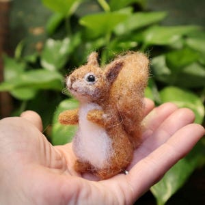 Wiewiórka filcowana igłą w miniaturze: ręcznie robiony prezent z wełny