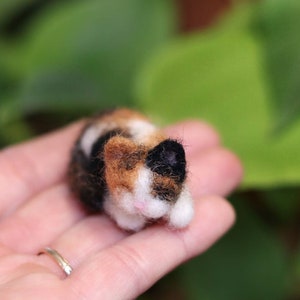 Gato durmiendo de fieltro con aguja, miniatura de gato de fieltro con aguja, regalo para amantes de los animales, lindo adorno de gato gatito en miniatura.