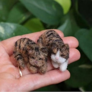 Gato durmiendo de fieltro con aguja, miniatura de gato de fieltro con aguja, regalo para amantes de los animales, lindo adorno de gato gatito en miniatura.