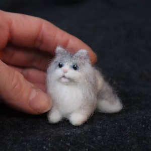 Gato gris y blanco de fieltro con aguja, escala 1:6, gato en miniatura, regalo de animal de fieltro con aguja para amantes de los animales.