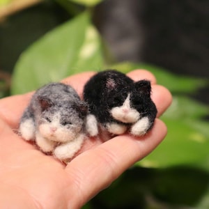Gato durmiendo de fieltro con aguja, miniatura de gato de fieltro con aguja, regalo para amantes de los animales, lindo adorno de gato gatito en miniatura.