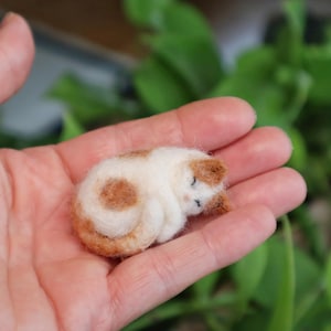 Gato durmiendo de fieltro con aguja, miniatura de gato de fieltro con aguja, regalo para amantes de los animales, lindo adorno de gato gatito en miniatura.