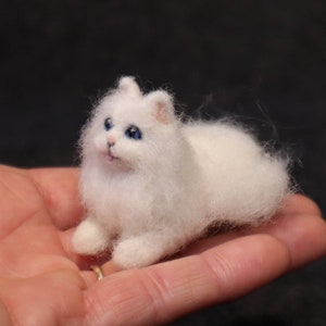 Gato blanco de fieltro con aguja, escala 1:6, miniatura de gato para casa de muñecas, regalo de animal de fieltro con aguja para amantes de los animales