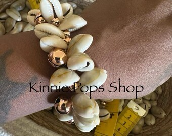 Clusterarmband met kaurischelpen en jingle Bells