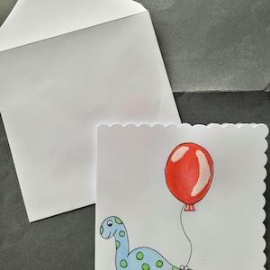 Cartão de felicitações em aquarela pintado à mão com dinossauro azul e balão vermelho, IMPERFEITO COM DESCONTO (feito à mão)