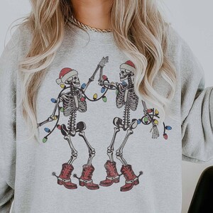 Tanzendes Skelett Sweatshirt Merry Sweatshirt Cowgirl Shirt Howdy Crewneck Merry and Bright Holiday Christmas Outfit Nashville Shirt