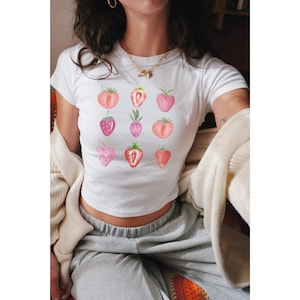 Tee-shirt bébé fraises Tee-shirt bébé fruit Tee-shirt bébé graphique vintage Haut coquette des années 90 Tee-shirt bébé de l'an 2000 Tee-shirt bébé d'été haut esthétique haut court