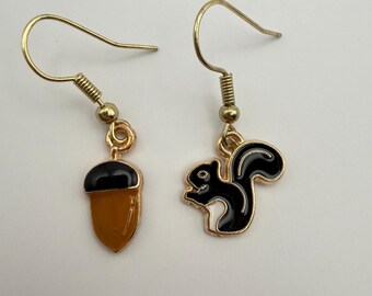 Pendientes desiguales de ardilla y bellota
