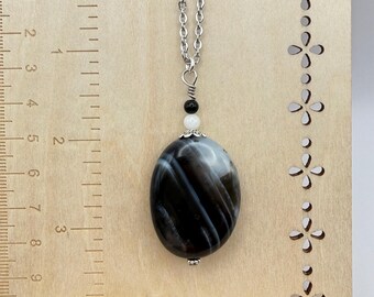 Collar de ágata con bandas negras