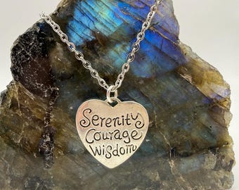 Collar con colgante de corazón con oración de serenidad, cadena de acero inoxidable de 24 pulgadas