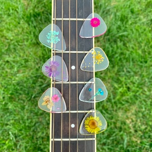 Dried flower guitar pick, flower guitar picks, pack of dried flower guitar picks, resin pick, resin guitar pick, flower resin guitar picks
