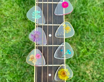 Dried flower guitar pick, flower guitar picks, pack of dried flower guitar picks, resin pick, resin guitar pick, flower resin guitar picks