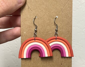 Orgullo lésbico del arco iris cuelga
