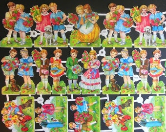 Puede incluir: Un conjunto de 20 muñecas de papel, cada una con un atuendo diferente y sosteniendo un ramo de flores. Las muñecas están vestidas con varios colores, incluyendo rosa, azul, rojo, verde y amarillo. Todas las muñecas sonríen y tienen una expresión alegre.