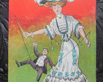 Diabolo Mädchen Frauenwahlrecht Antike Vintage Postkarte Große Dame/Hut Kleiner Mann