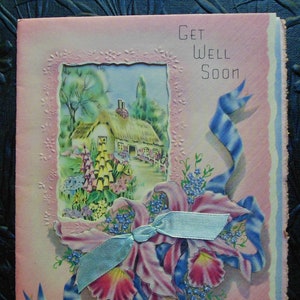 Get Well Soon/Best of Health - Carte de vœux vintage 1940 inutilisée -Cottage/Orchidées de jardin/Ruban de satin bleu attaché-Enveloppe originale
