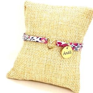 Bracelet en tissu liberty , bijou personnalisé en tissu , un tour de poignet avec en son centre un coeur doré .