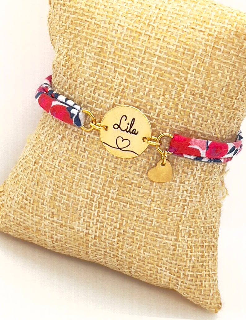 bracelet personnalisé en tissu liberty , avec sa petite breloque coeur