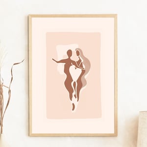 Könnte beinhalten: Ein gerahmter Druck einer minimalistischen Linienkunst-Illustration von zwei sich umarmenden Figuren. Die Figuren sind braun und weiß vor einem hellrosa Hintergrund.