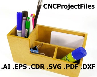 Può includere: Un organizzatore da scrivania in legno con più scomparti per penne, matite e altri articoli da ufficio. L'organizzatore è realizzato in legno marrone chiaro e ha un design semplice e moderno. Il testo "CNCProjectFiles" è visibile nell'immagine.