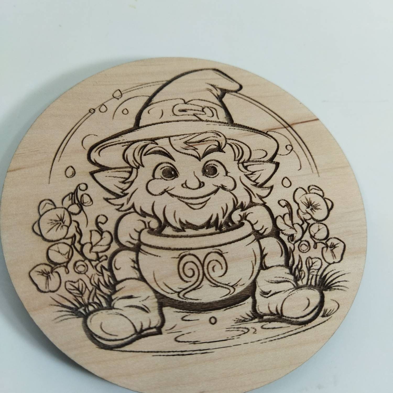 Alegre duende svg, duende con una olla de oro, Día de San Patricio, DXF  para grabado láser,, image size:1500x1500