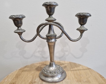 Candelabro vintage plateado de tres brazos. Candelabro decorativo de tres brazos. Candelabro ornamentado. Regalo. Único. Decoración.