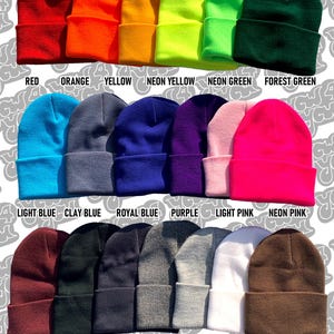 K&ouml;nnte beinhalten: Eine Sammlung von 14 Beanies in verschiedenen Farben, darunter Rot, Orange, Gelb, Neon-Gelb, Neon-Gr&uuml;n, Waldgr&uuml;n, Hellblau, Tonblau, K&ouml;nigsblau, Lila, Hellrosa, Neon-Rosa, Weinrot, Schwarz, Marineblau, Dunkelgrau, Hellgrau, Wei&szlig; und Braun.