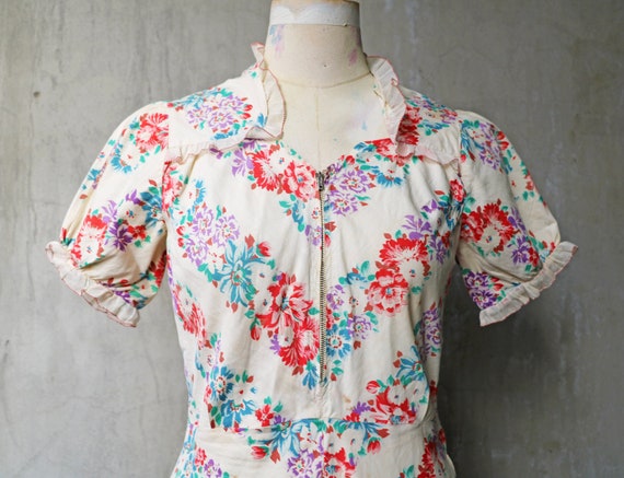 1930s 1940s beige red lilac green floral zip fron… - image 5