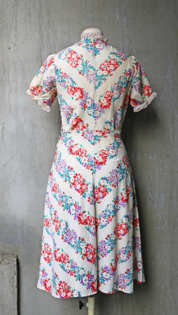 1930s 1940s beige red lilac green floral zip fron… - image 4