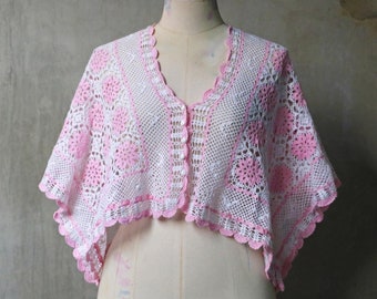 Veste de culture au crochet rose et blanc des années 1960