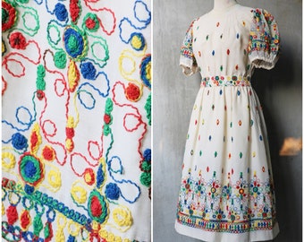 1950s beige red green yellow blue embroidered Mexico style puffed sleeve dress