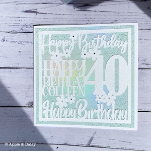 Carte d'anniversaire personnalisée en papier découpé avec nom fleurs