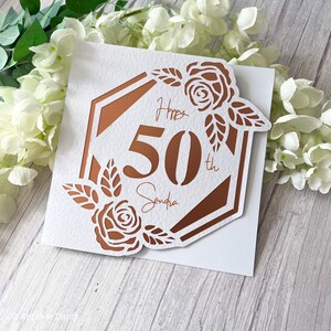 Personalisierte Papierschnitt-Geburtstagskarte mit Rosen und Namen und Alter