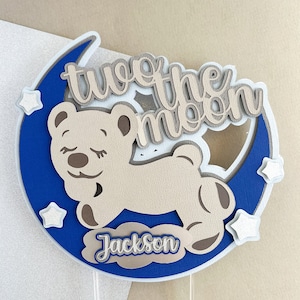 Topper per torta personalizzato per il 2° compleanno, con due stelle, l'orso blu e la luna