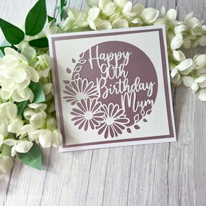 Carte d'anniversaire personnalisée avec nom et âge, fleurs en papier découpé