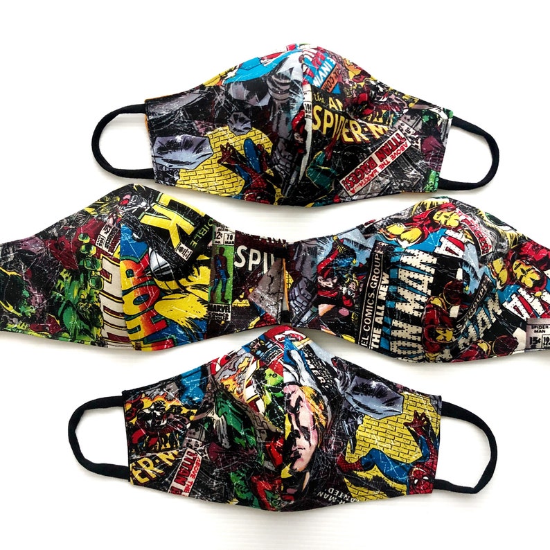 Op de afbeelding: Drie herbruikbare gezichtsmaskers met een stripboekthema. De maskers tonen verschillende Marvel-personages, waaronder Spider-Man, Hulk en Captain America. De maskers zijn gemaakt van een zachte, ademende stof en zijn comfortabel om te dragen.