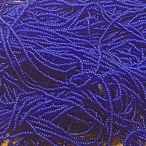 Antiguas cuentas de vidrio antiguas de estilo vintage en microesferas, 14/0, transparentes, de color azul cobalto medio a oscuro, madejas de 6 g en hilos de algodón originales