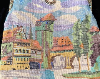RESERVIERT Antike Mikroperlen-Handtasche: Malerische Dorflandschaft, verzierter Rahmen, um 1910