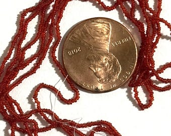 KLEINSTE 24/0 Antique Micro Rocailles: Transparent Granat Rot Knäuel und Taschen 0,8 mm!